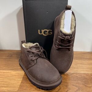 NIB UGG Neumel Distressed Men's Brown Boots sz 42 chocolate dark brown shearling